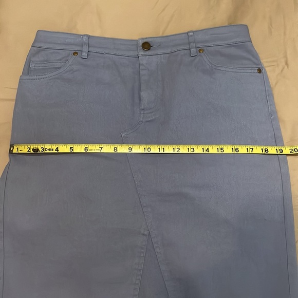 Lord & Taylor Denim Light/Medium Blue Skirt. Size 6 - Picture 5 of 7